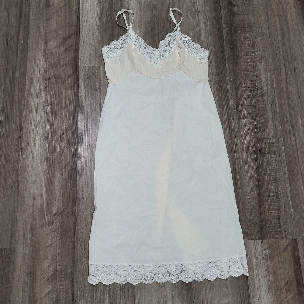 Vintage Vanity Fair Blush Lace Detail Slip sz 34L